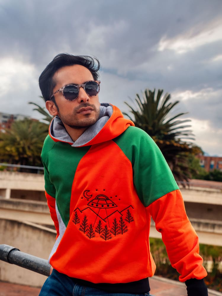 Hoodie estilo triángulo nave espacial
