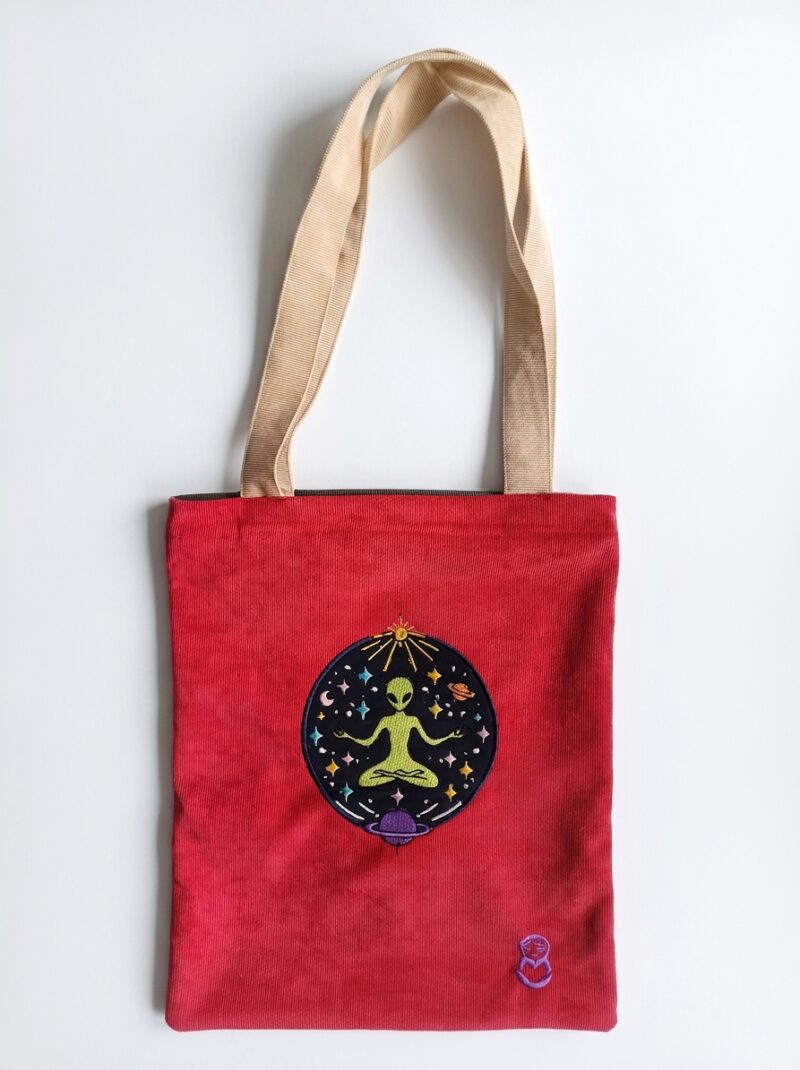 Totebag-clasica-alien-meditando-matrioshka-2