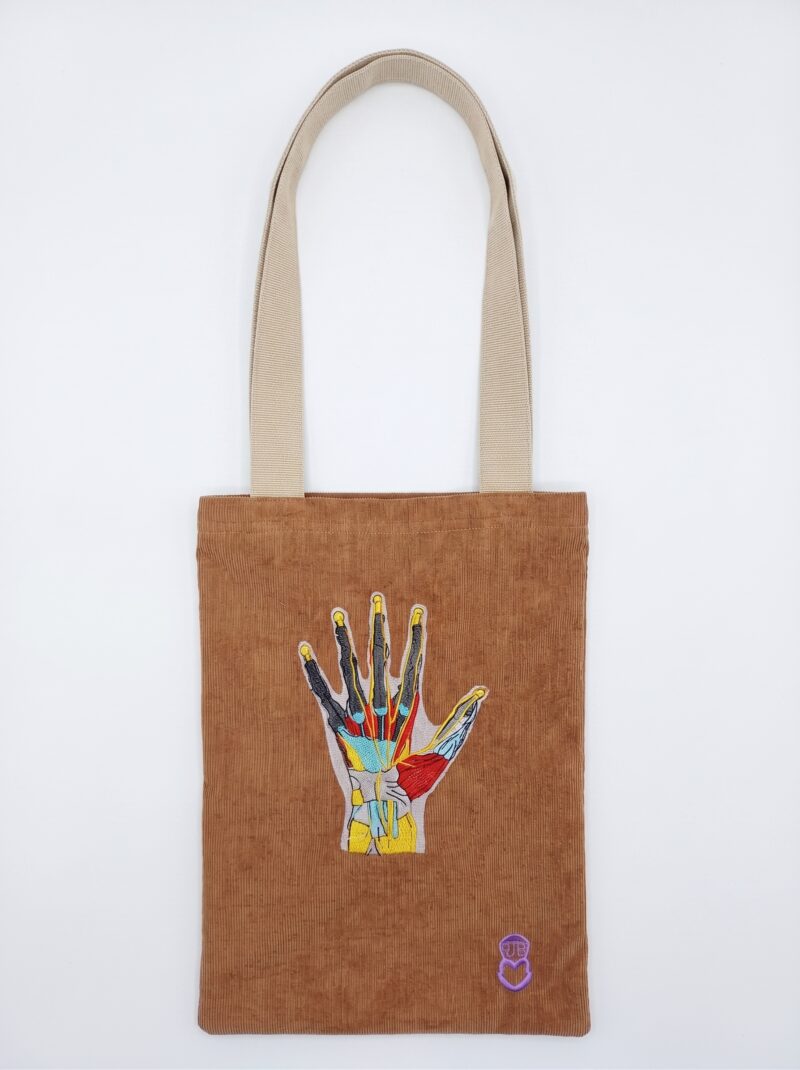 Totebag-clasica-matrioshka-mano-2